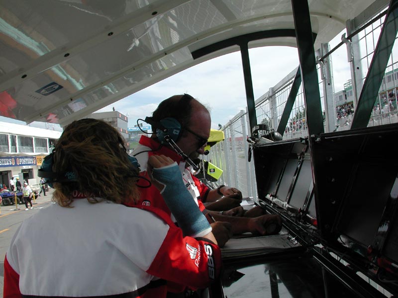 P1 crew in Eddie Irvine's pits 2.jpg 82.2K